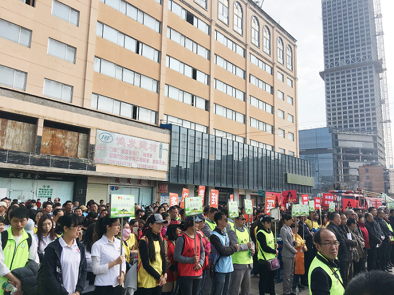 2017年3月5日，是我国第54个学雷锋纪念日。3月份的春天万物复苏，百花齐放。阳光透过淡薄的云层照耀着大地，它的万道金光愉快地普照着万物。春风拂面,是那么清柔,那么亲切,就像是雷锋的精神一直温暖着、鼓舞着亚美体育!