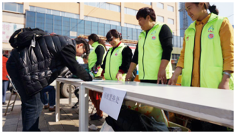 活动以“做好事做善事做志愿者”为主题，倡导节能减排、低碳出行、绿色出行的生活方式，鼓励市民低碳出行。同时，在云纺的活动现。ッ魇星嗷岽戳“一家衣等于爱”衣服回收箱，市民将废旧的衣服投放到箱内，志愿者送上一盆绿色植物或者一本图书。