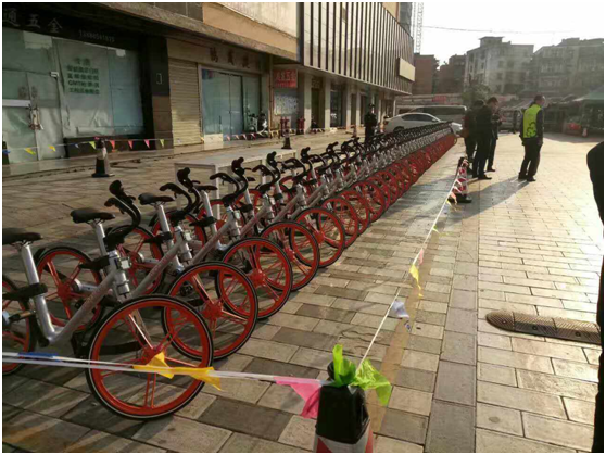 上午11点，云南亚美体育投资集团有限公司、云纺商业区、昆明悦动文化传播有限公司、云南北瑞兔司机新能源汽车科技有限公司、moblke摩拜单车许多商户踊跃参加，由150余名志愿者组成的队伍开始了浩浩荡荡的4公里公益徒步，目的是鼓励大家使用零污染的交通工具，降低自然资源的耗损，同时也是为了让市民能够熟知这样的出行方式，倡导绿色出行。